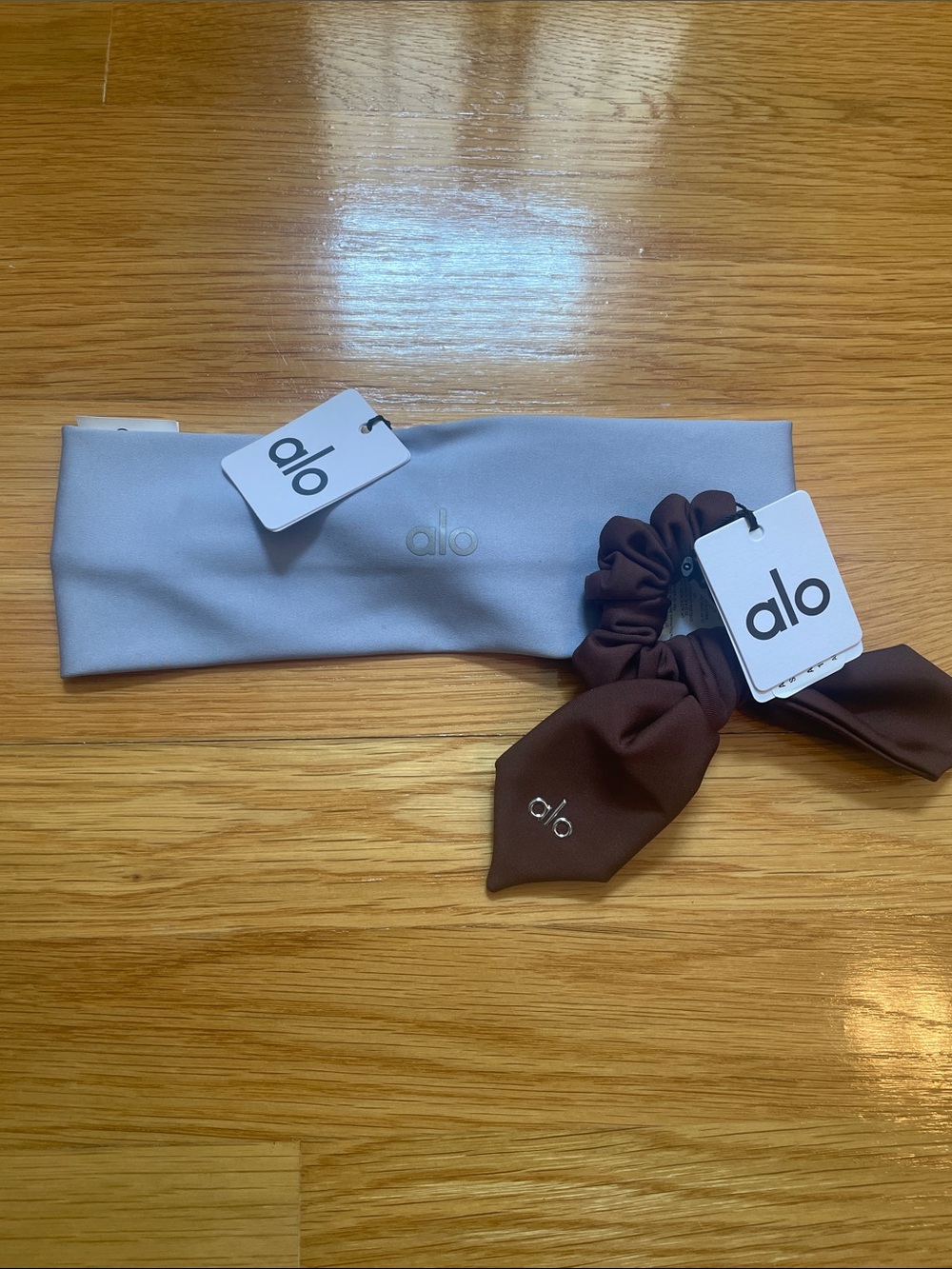 NWT New with Tags ALO Yoga Winter Frost Headband and Brown Scrunchie - Picture 2 of 4